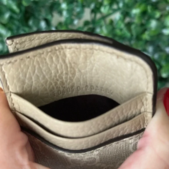 Gucci Beige Card Holder with Gold Logo - Picture 5 of 6